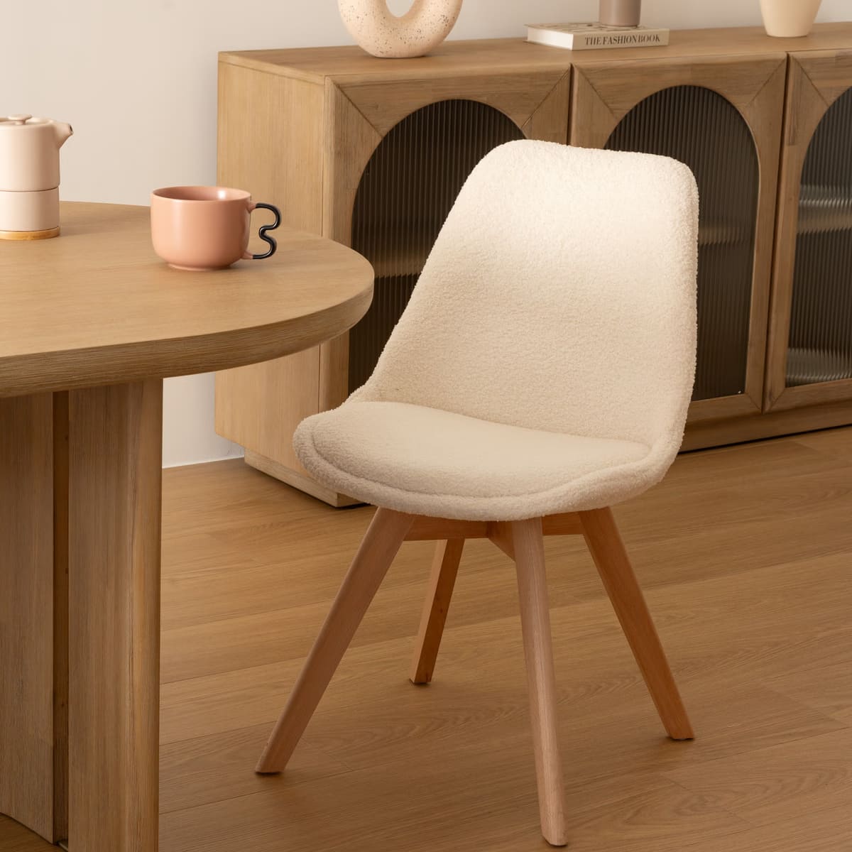 Chaise en bois en bouclette blanche