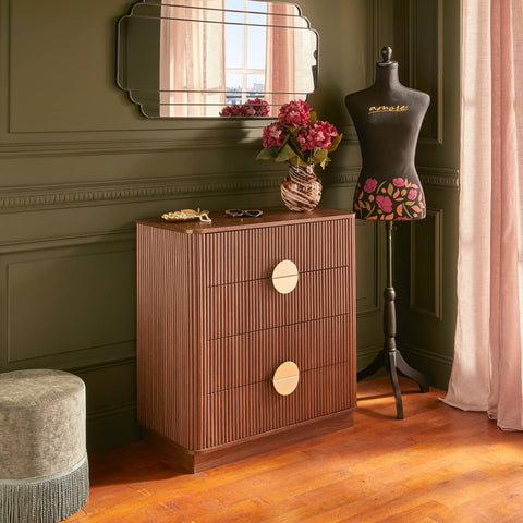 Commode 4 tiroirs effet noyer façade cannelée poignées dorées L80 cm