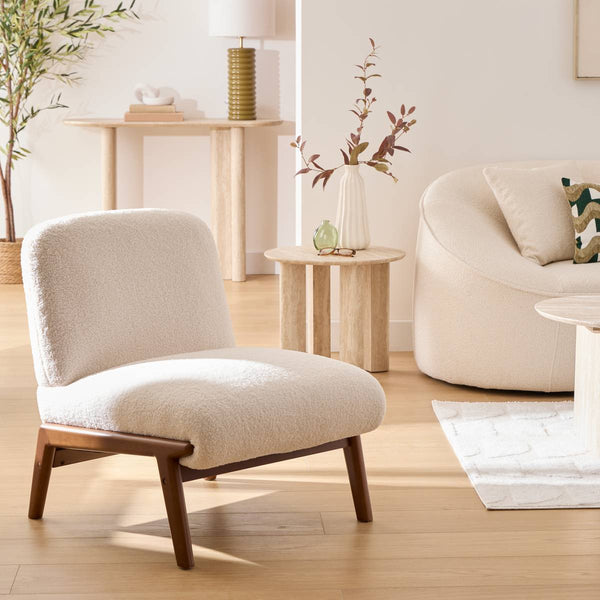 Fauteuil bas en bouclette ivoire pieds en bois