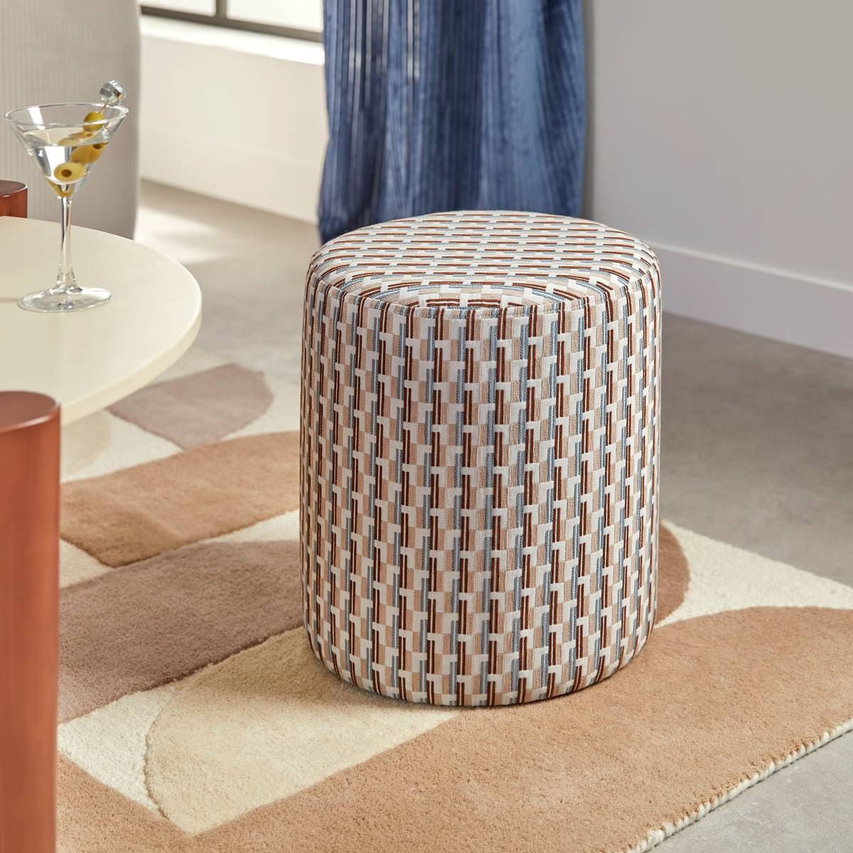 Pouf en tissus beige art déco