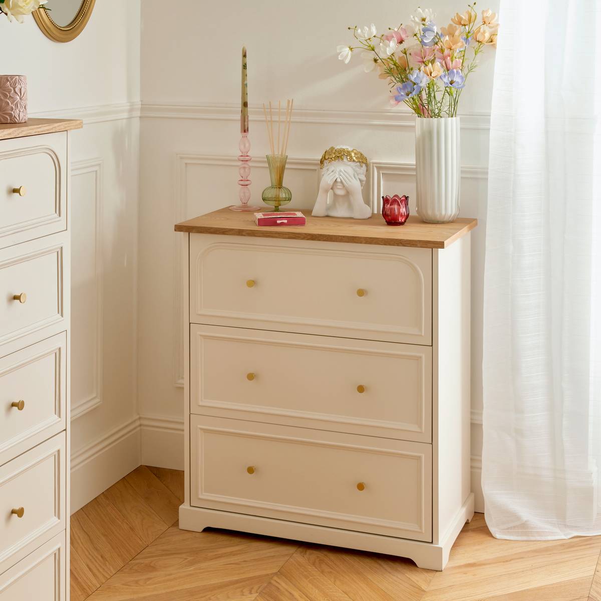 Commode 3 tiroirs ivoire plateau frêne naturel poignées dorées L72 cm