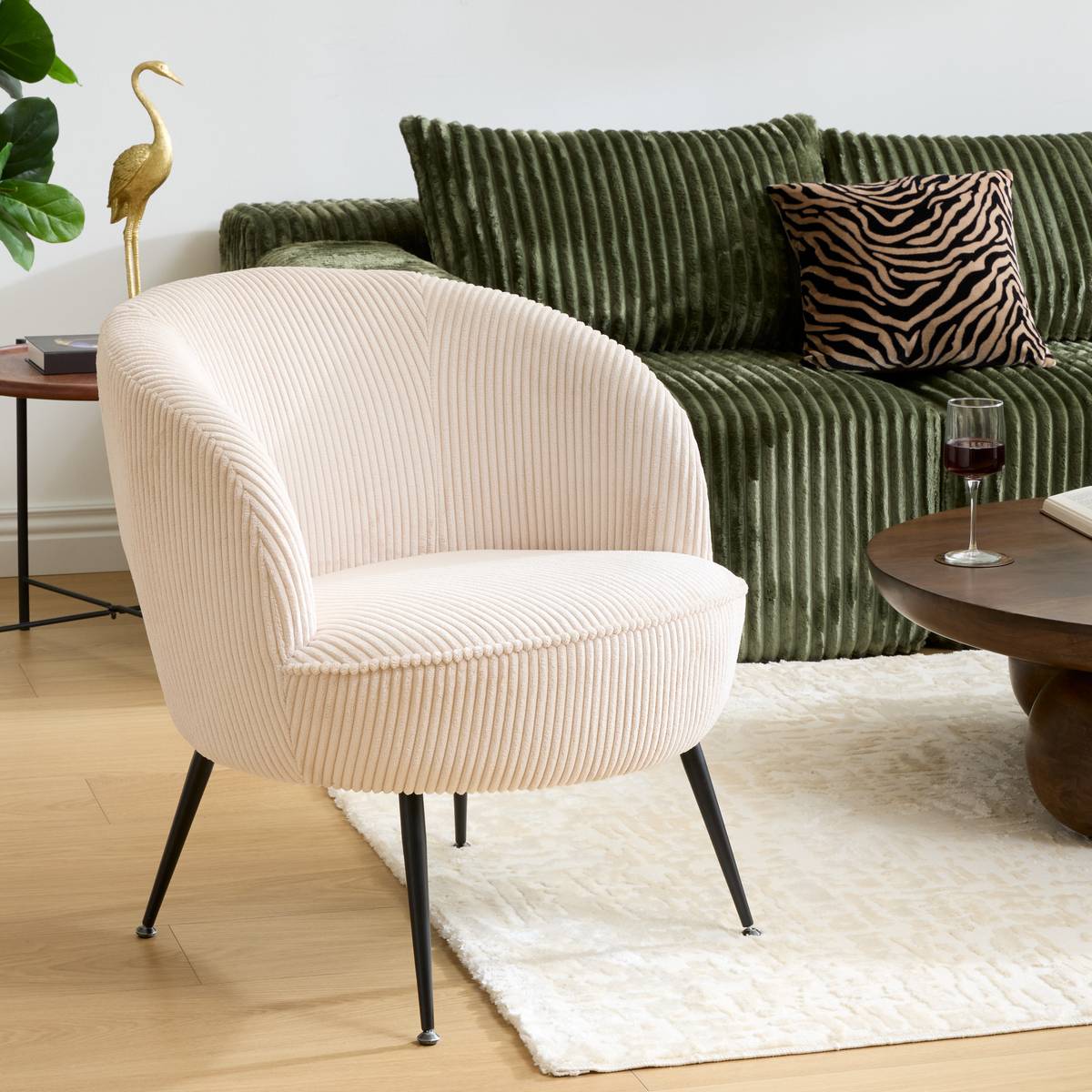 Fauteuil cocooning en tissu côtelé crème pieds métal