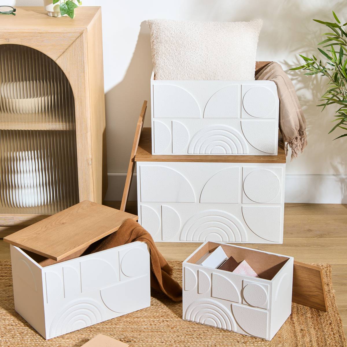 Lot de 4 malles de rangement blanc relief et couvercle bois