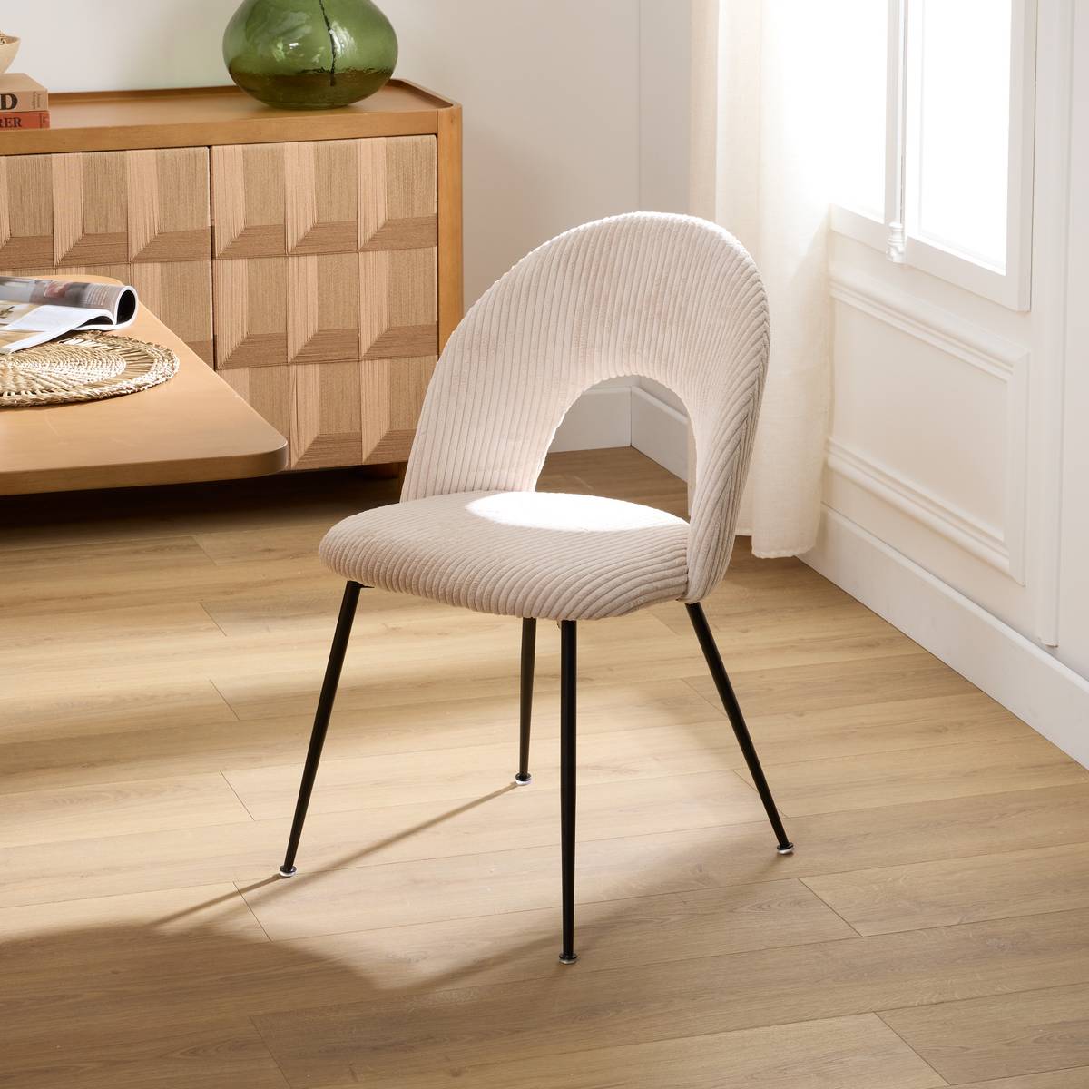Lot de 4 chaises en tissu côtelé ivoire dossier ajouré pieds métal noir