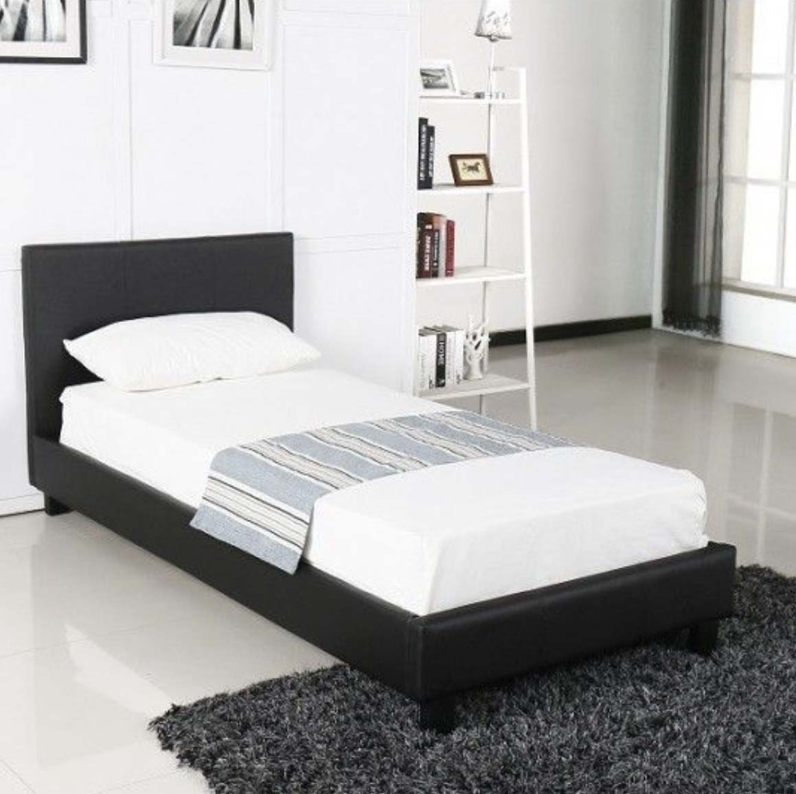 Lit 1 place en simili noir 90x190 vendu avec sommier