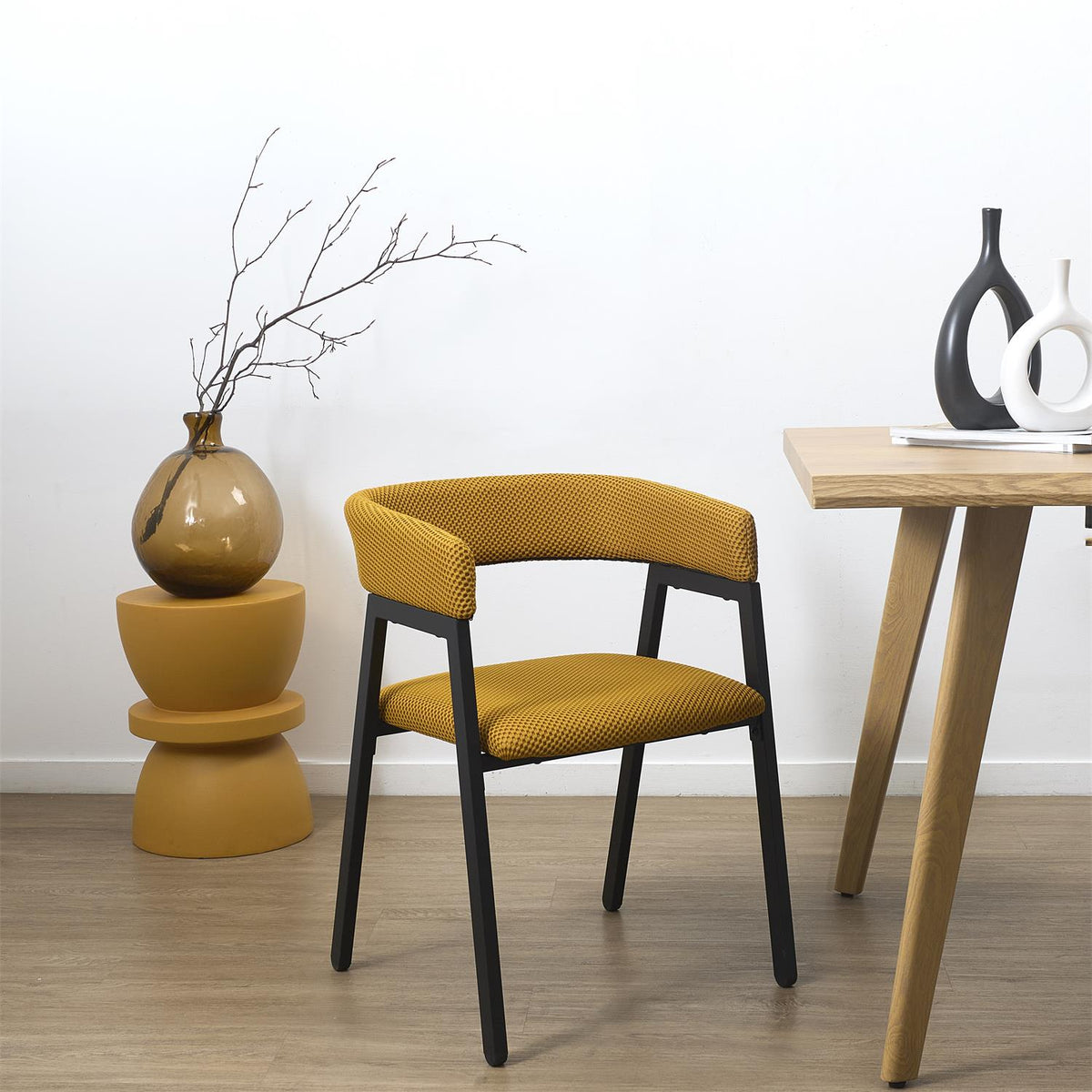Fauteuil design ocre pied noir