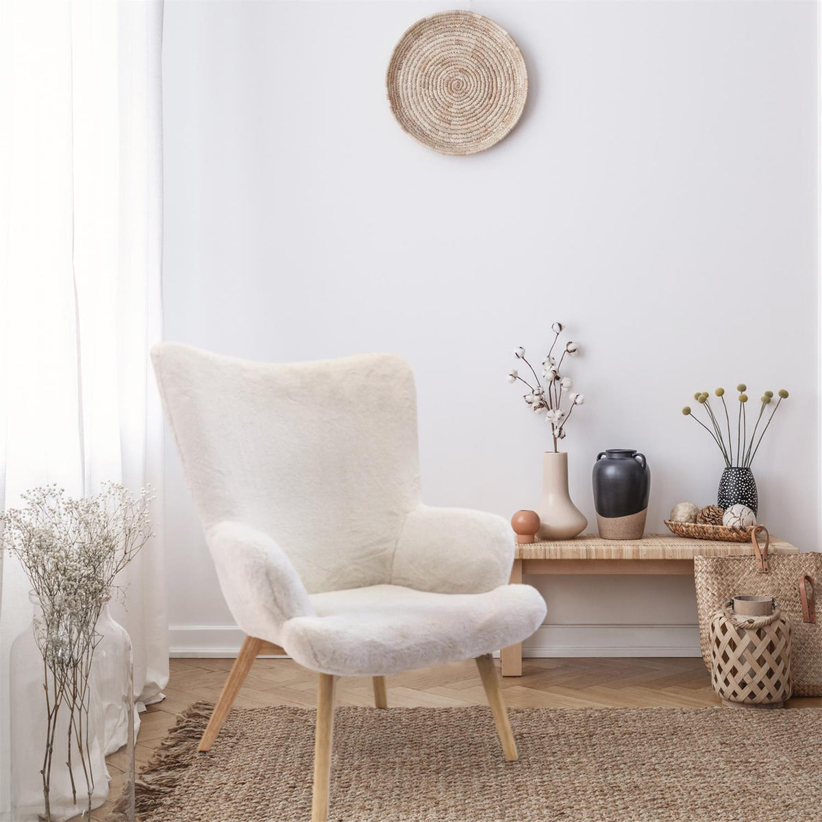 Fauteuil effet fourrure blanche pieds en bois