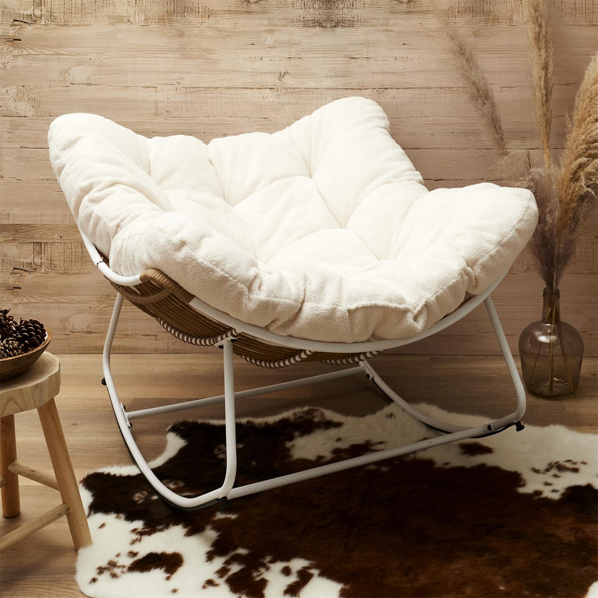 Fauteuil à bascule en bouclette blanche et métal blanc