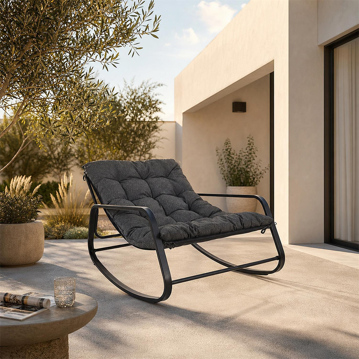 Fauteuil à bascule d'extérieur en métal noir et coussin capitonné gris