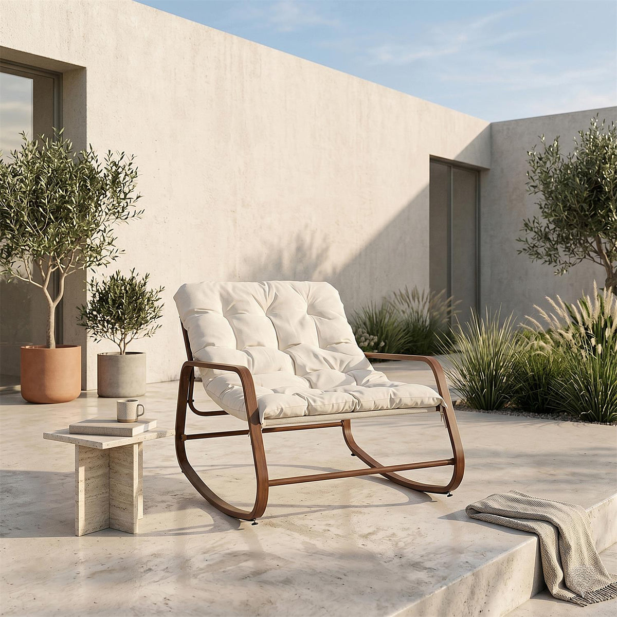 Fauteuil à bascule d'extérieur en métal effet bois et coussin capitonné blanc