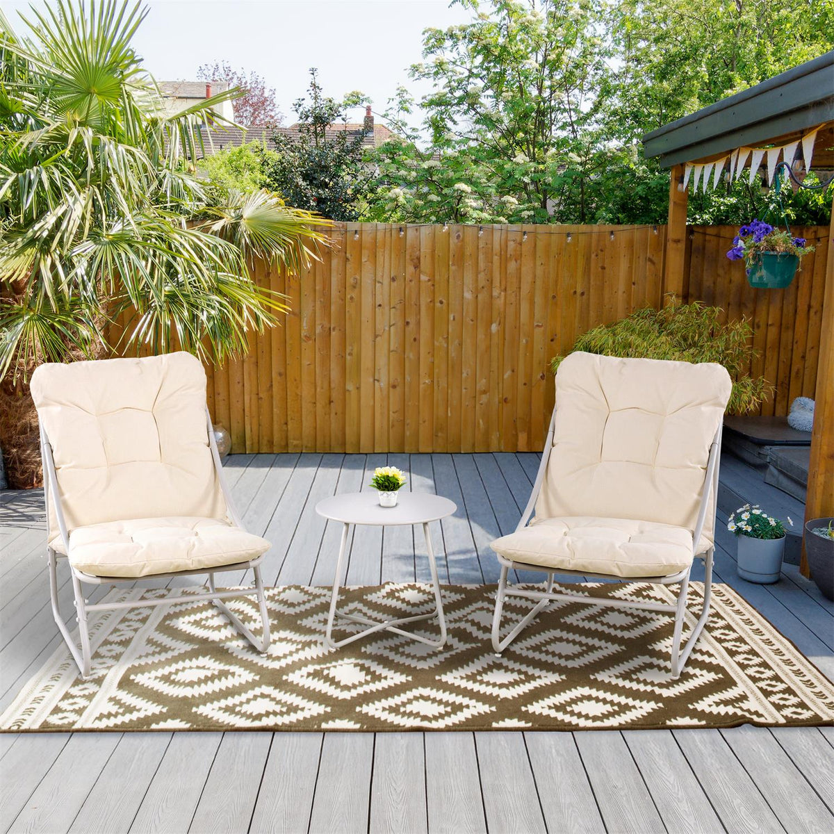 Salon de jardin 3 pièces 2 fauteuils et table basse en métal blanc et coussins beiges