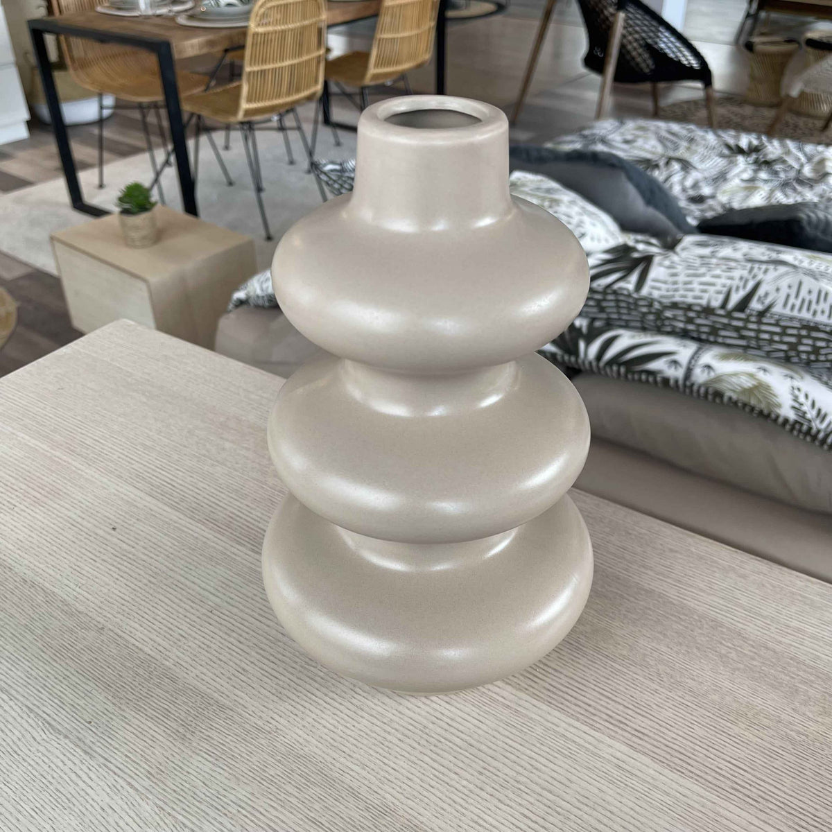 Vase en grès beige art déco H25