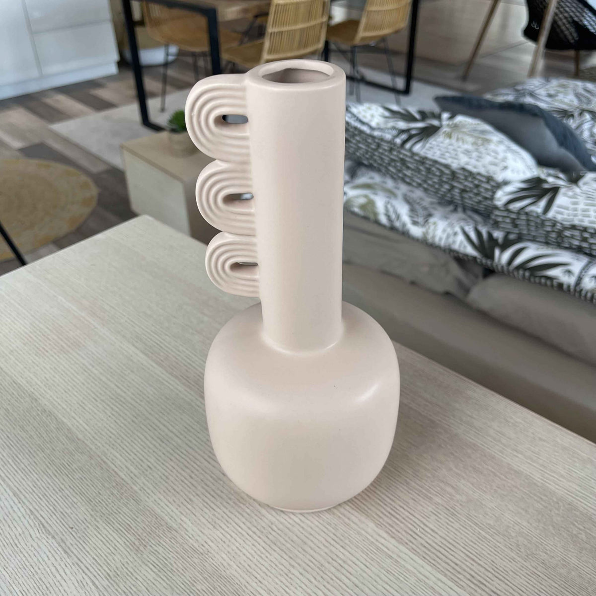 Vase en grès rose pâle art déco H26