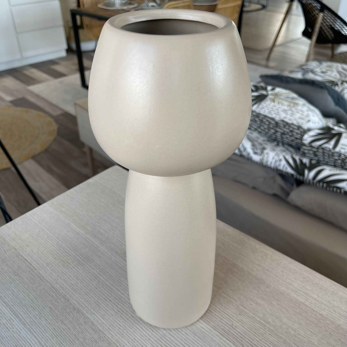 Vase en grès beige art déco H31
