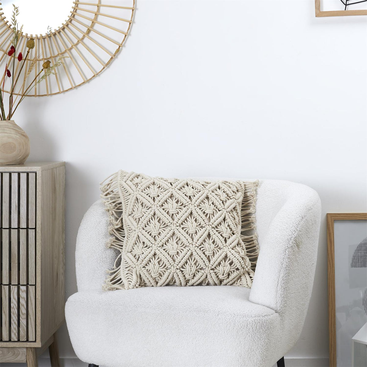 Grand coussin beige macramé 40x40