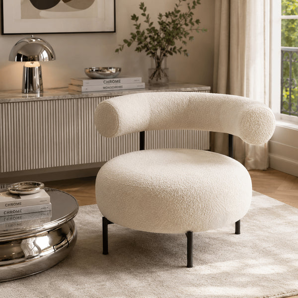 Fauteuil bouclette écrue et pieds métal noir