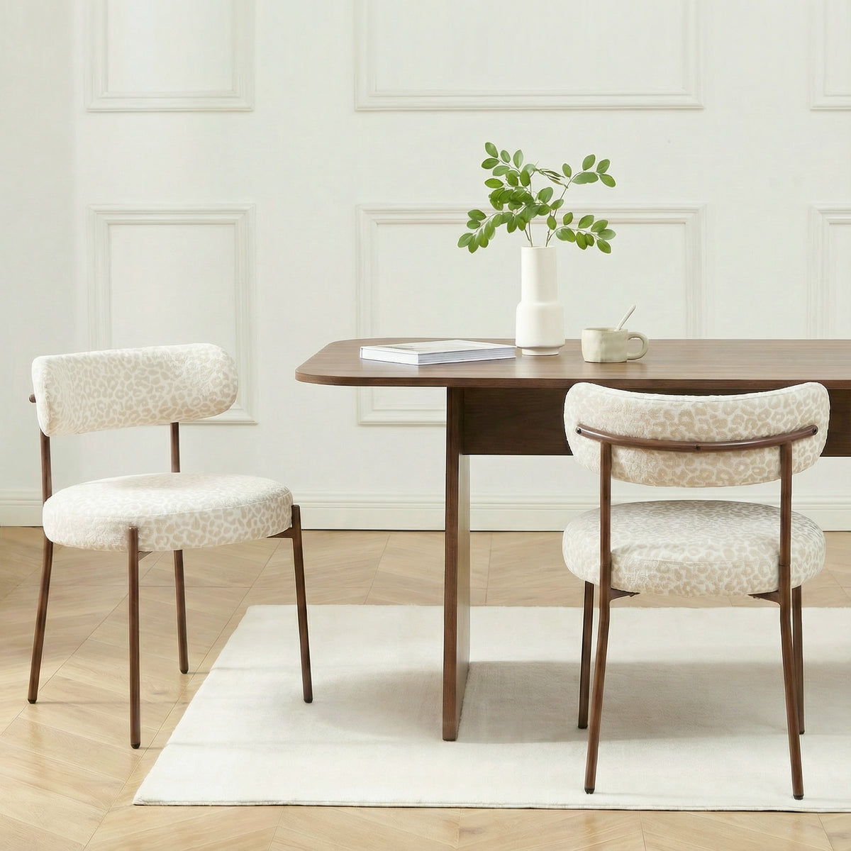Lot de 2 chaises tissu léopard écru pieds métal finition noyer