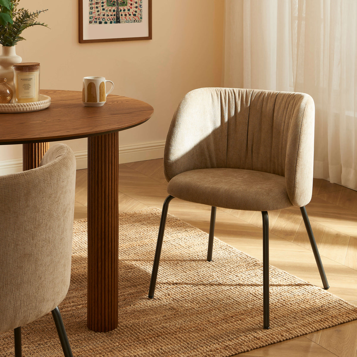 Chaise tissu chenille ocre et pieds métal noir