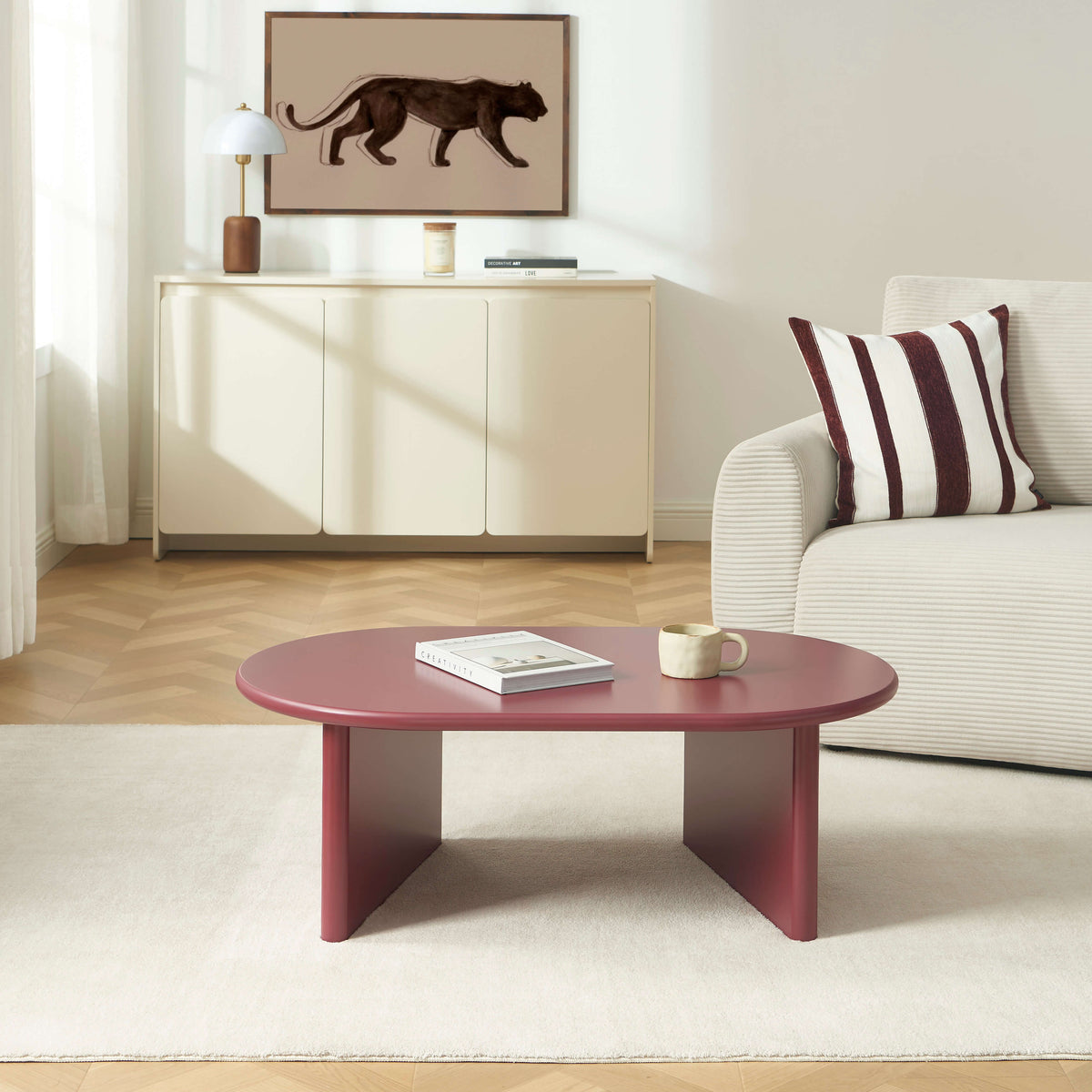 Table basse ovale effet laqué bordeaux