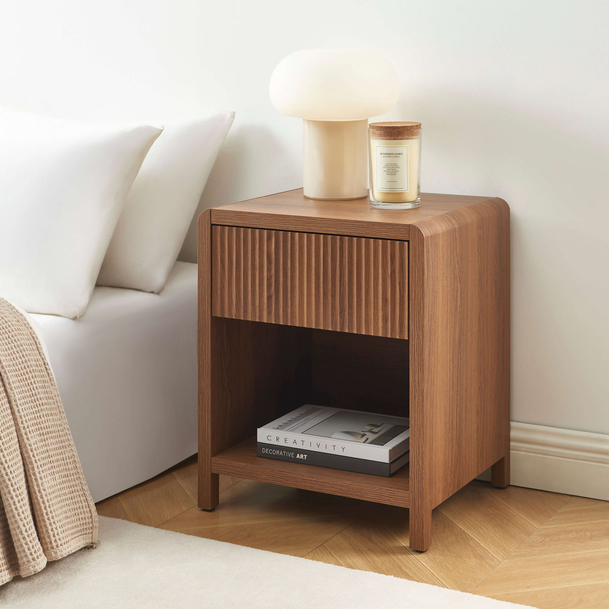 Table de chevet effet noyer