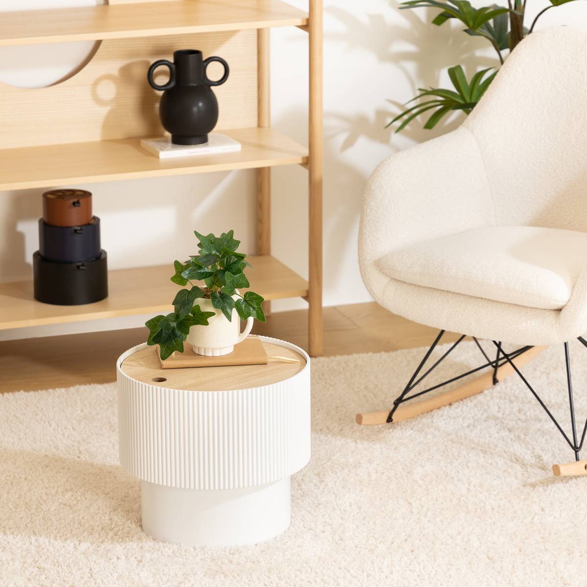 Table d'appoint blanche cannelée avec plateau amovible effet bois D38 cm