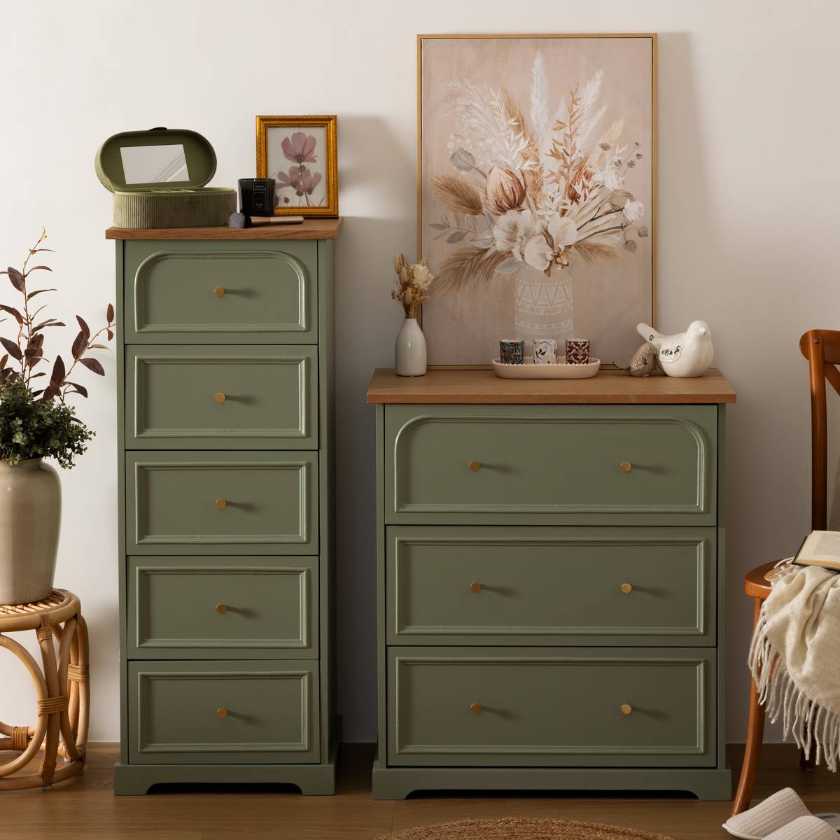Commode 3 tiroirs vert céladon plateau effet bois poignées dorées L72 cm