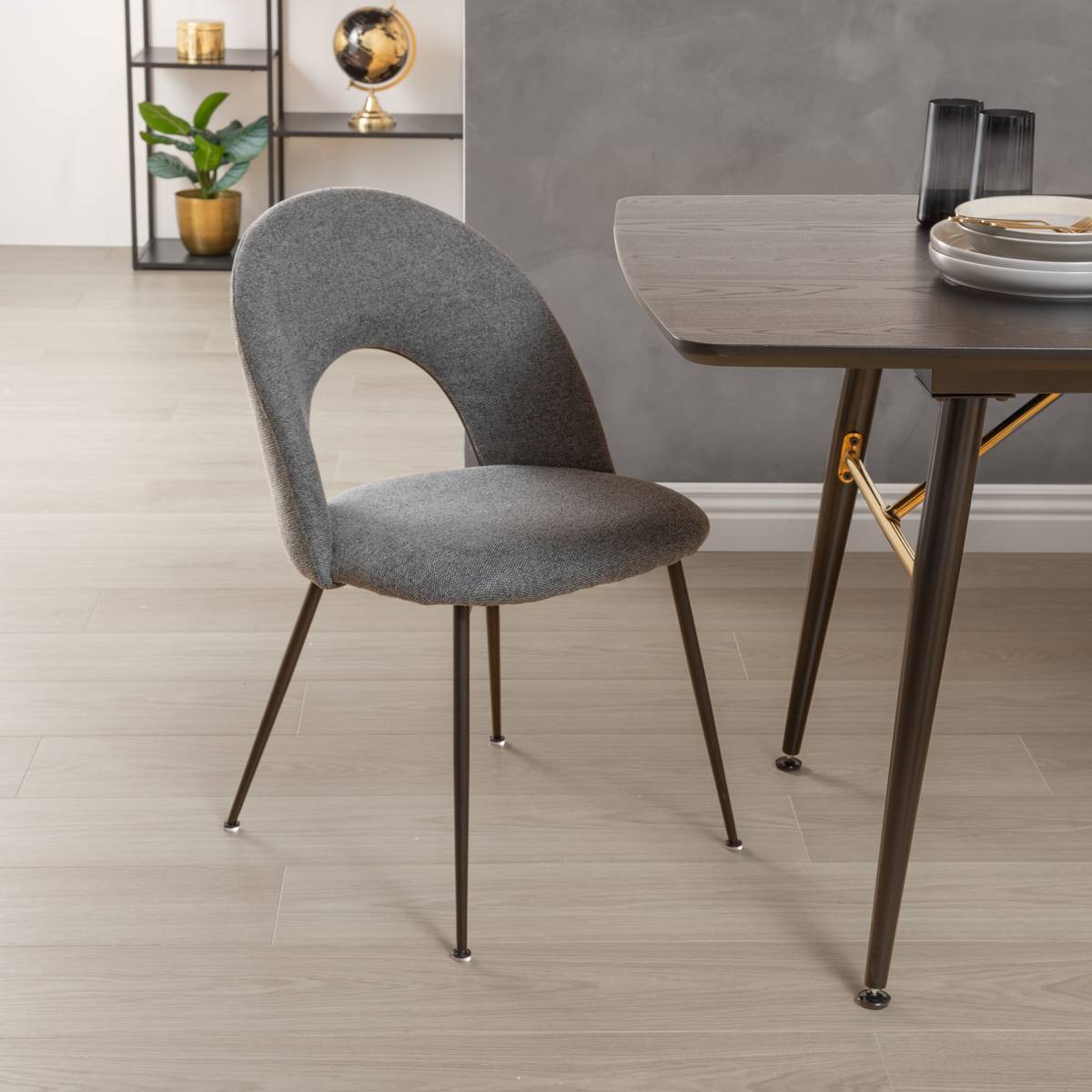 Lot de 4 chaises en tissu côtelé gris dossier ajouré pieds métal noir