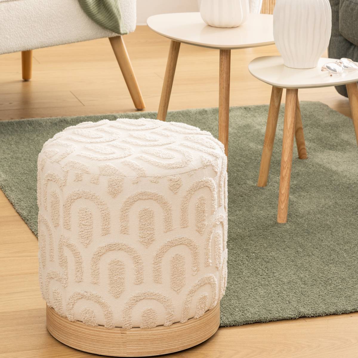 Pouf rond tufté blanc motifs arches socle bois D38 cm
