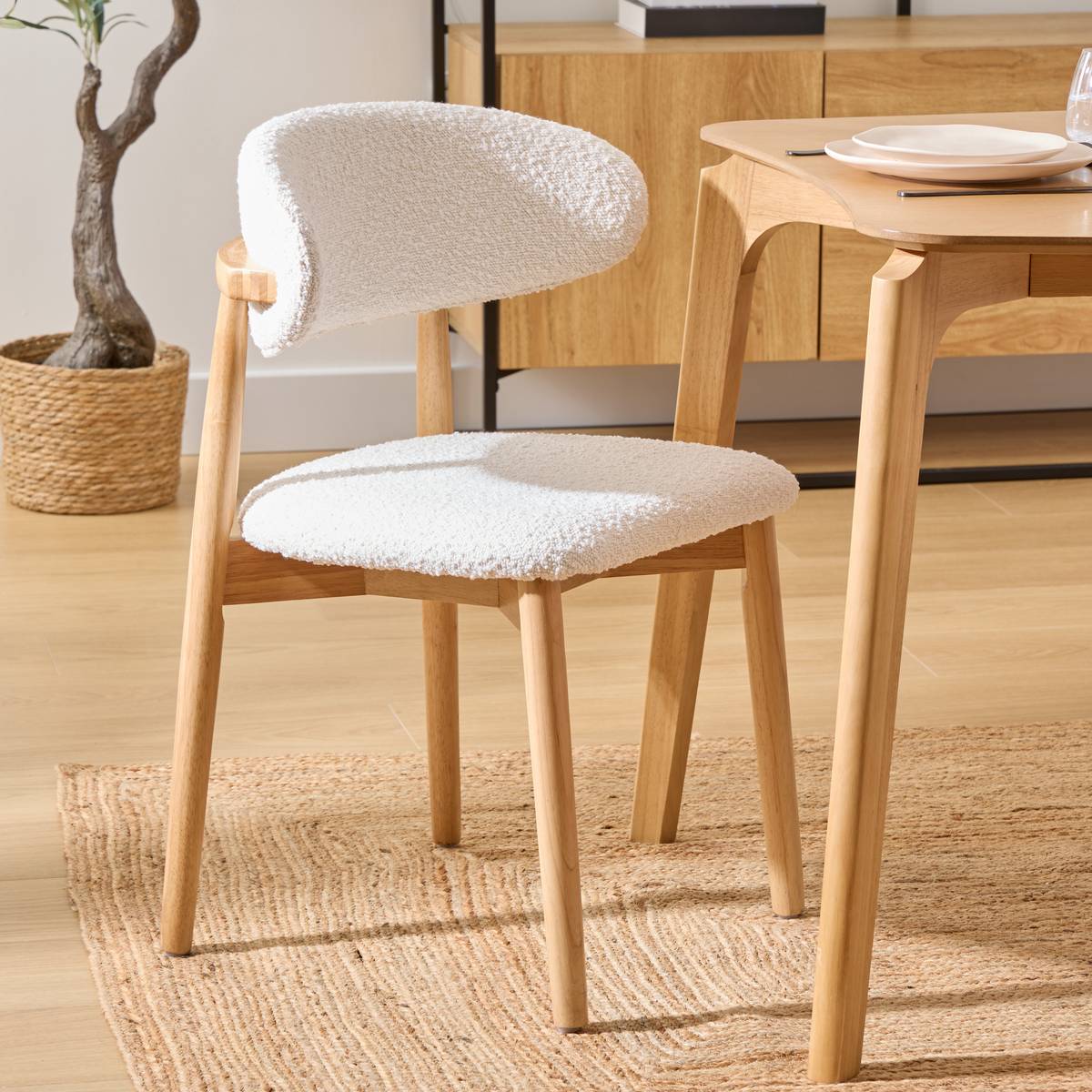 Lot de 2 chaises en bouclette blanche dossier arrondi pieds bois naturel