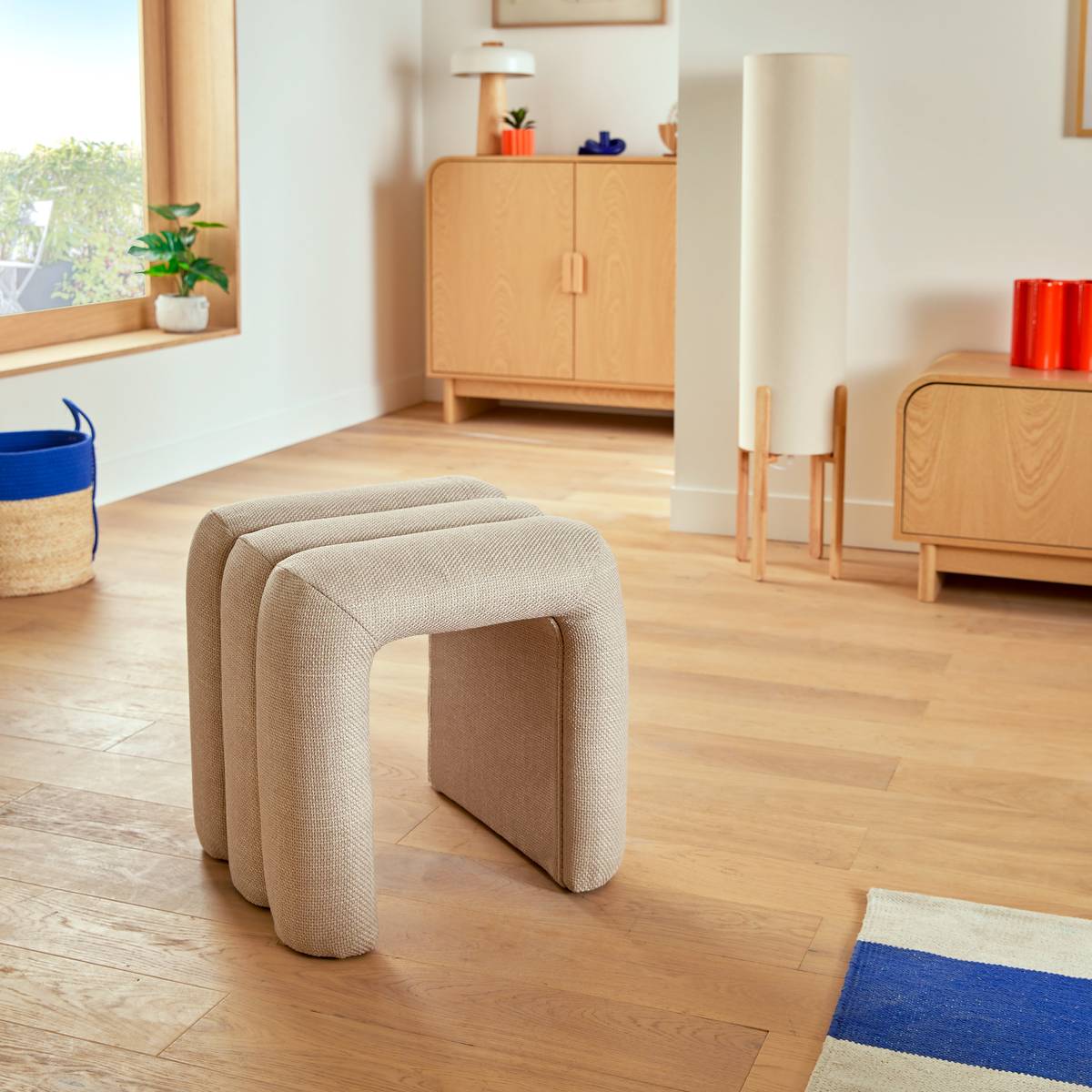 Pouf rembourré en tissu bouclé argile aux lignes arrondies