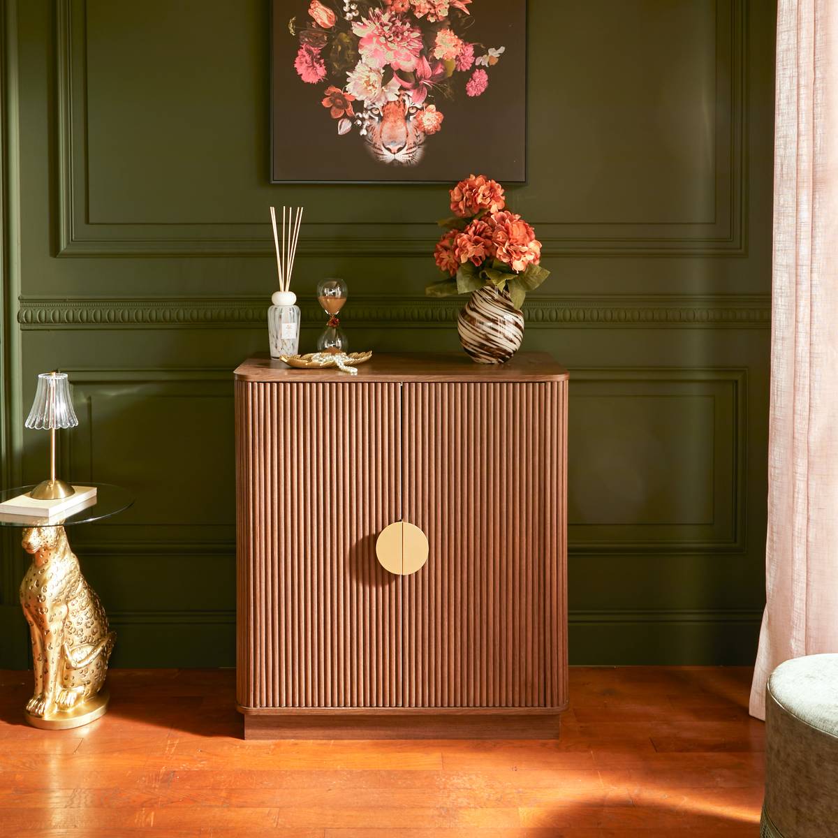 Buffet effet noyer façade cannelée 2 portes poignées dorées L80 cm