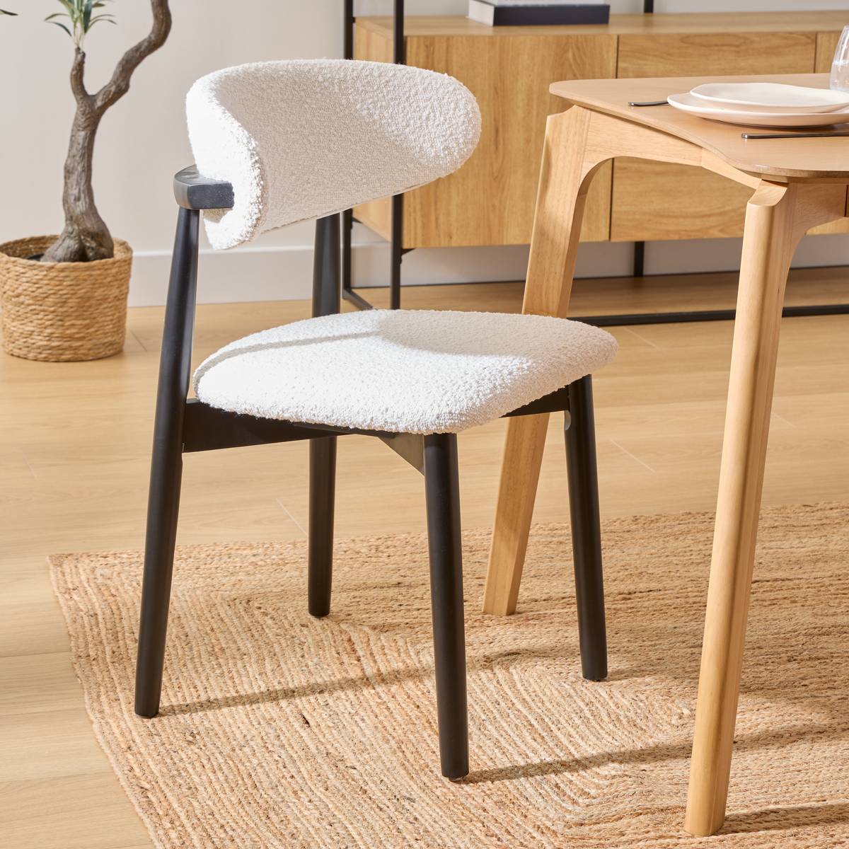 Lot de 2 chaises en bouclette blanche dossier arrondi pieds bois noir
