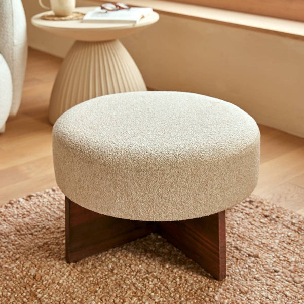 Puf de tela beige con patas de madera efecto nogal