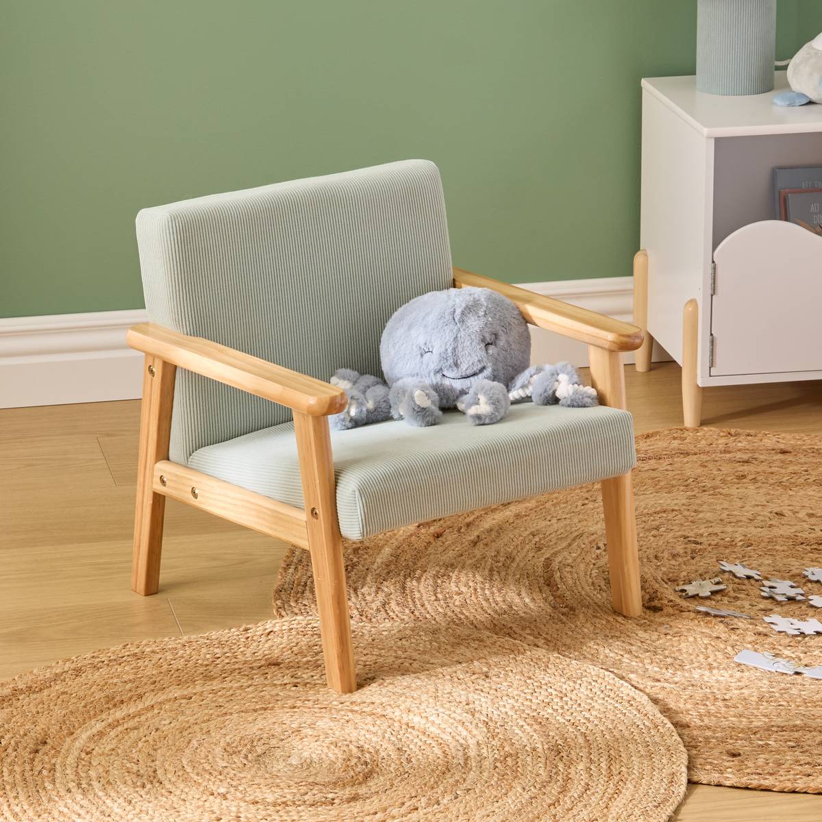 Fauteuil enfant vert céladon et bois