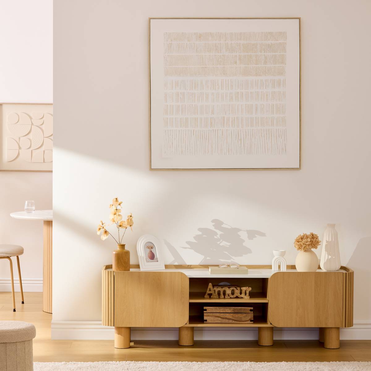 Meuble TV effet chêne clair façade rainurée plateau effet marbre 2 portes L160 cm