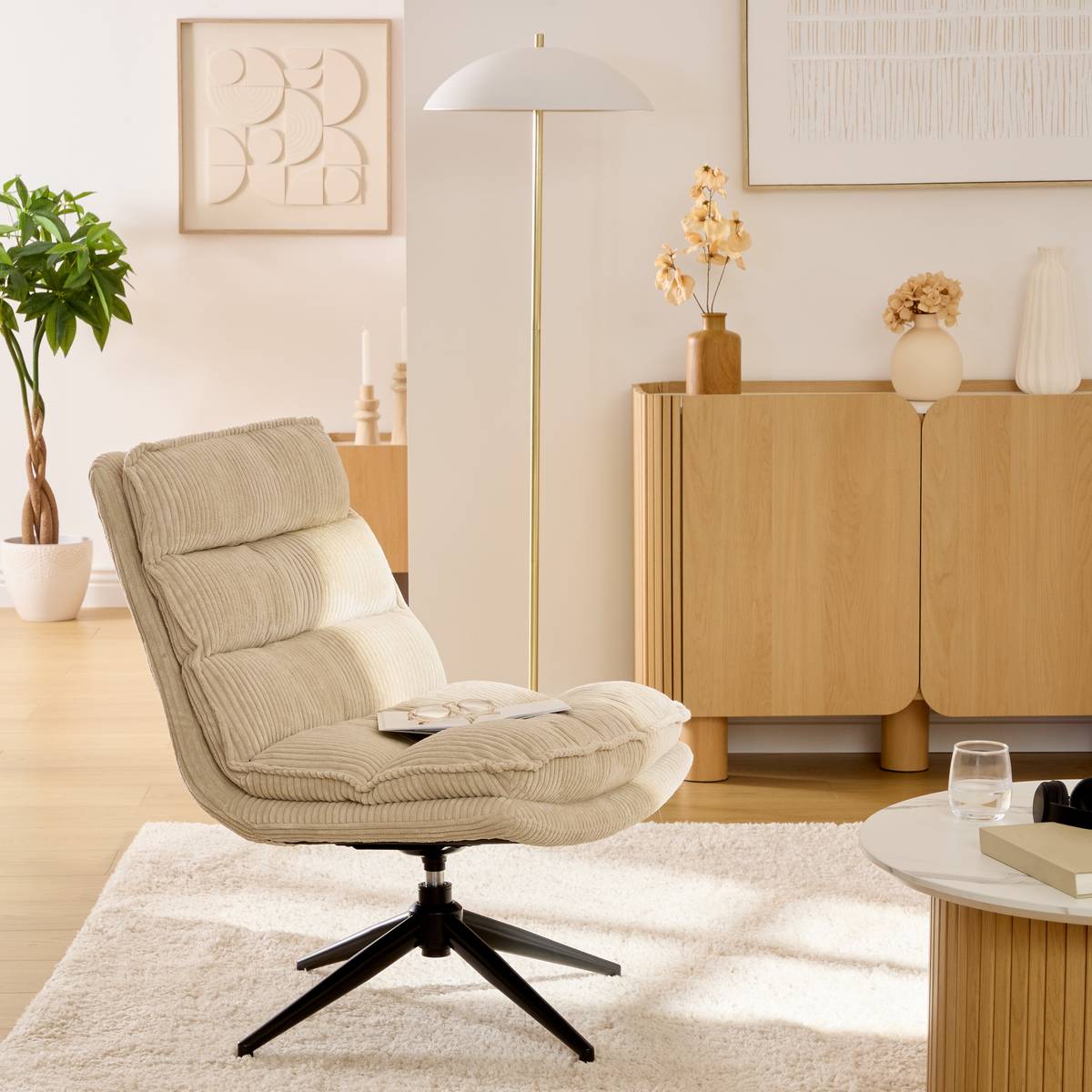 Fauteuil pivotant capitonné en tissu côtelé beige pied étoile