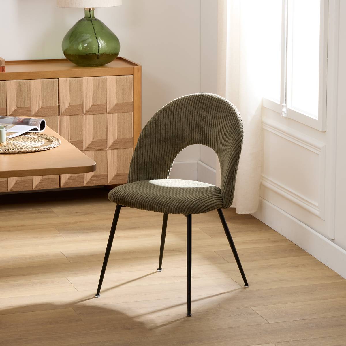 Lot de 4 chaises en tissu côtelé vert cèdre dossier ajouré pieds métal noir