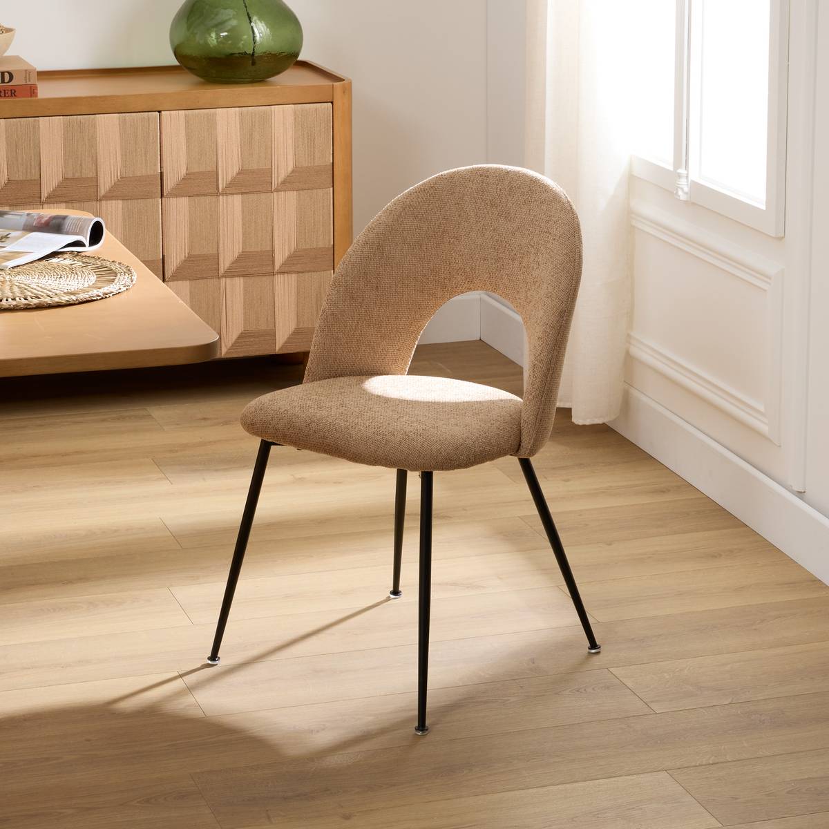 Lot de 4 chaises en tissu côtelé taupe dossier ajouré pieds métal noir