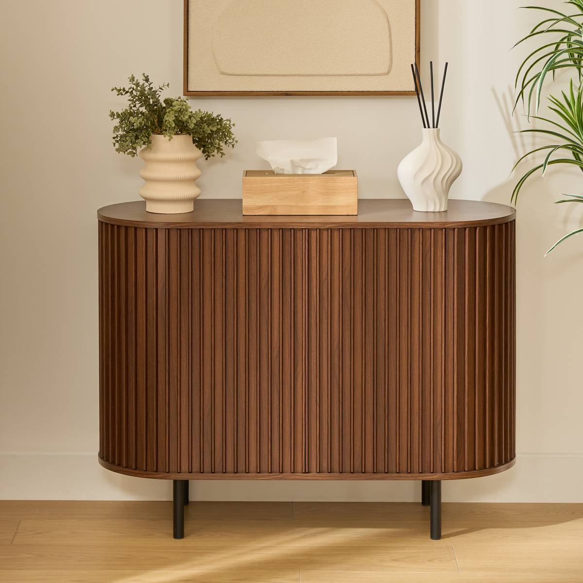 Buffet arrondi effet noyer portes coulissantes à lattes pieds métal noir L100 cm