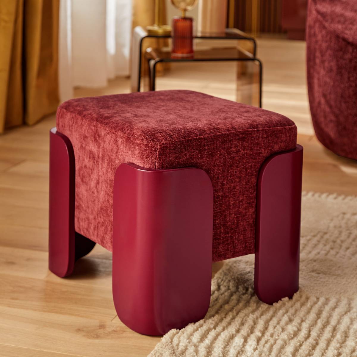 Pouf carré en tissu chenille grenat pieds arrondis