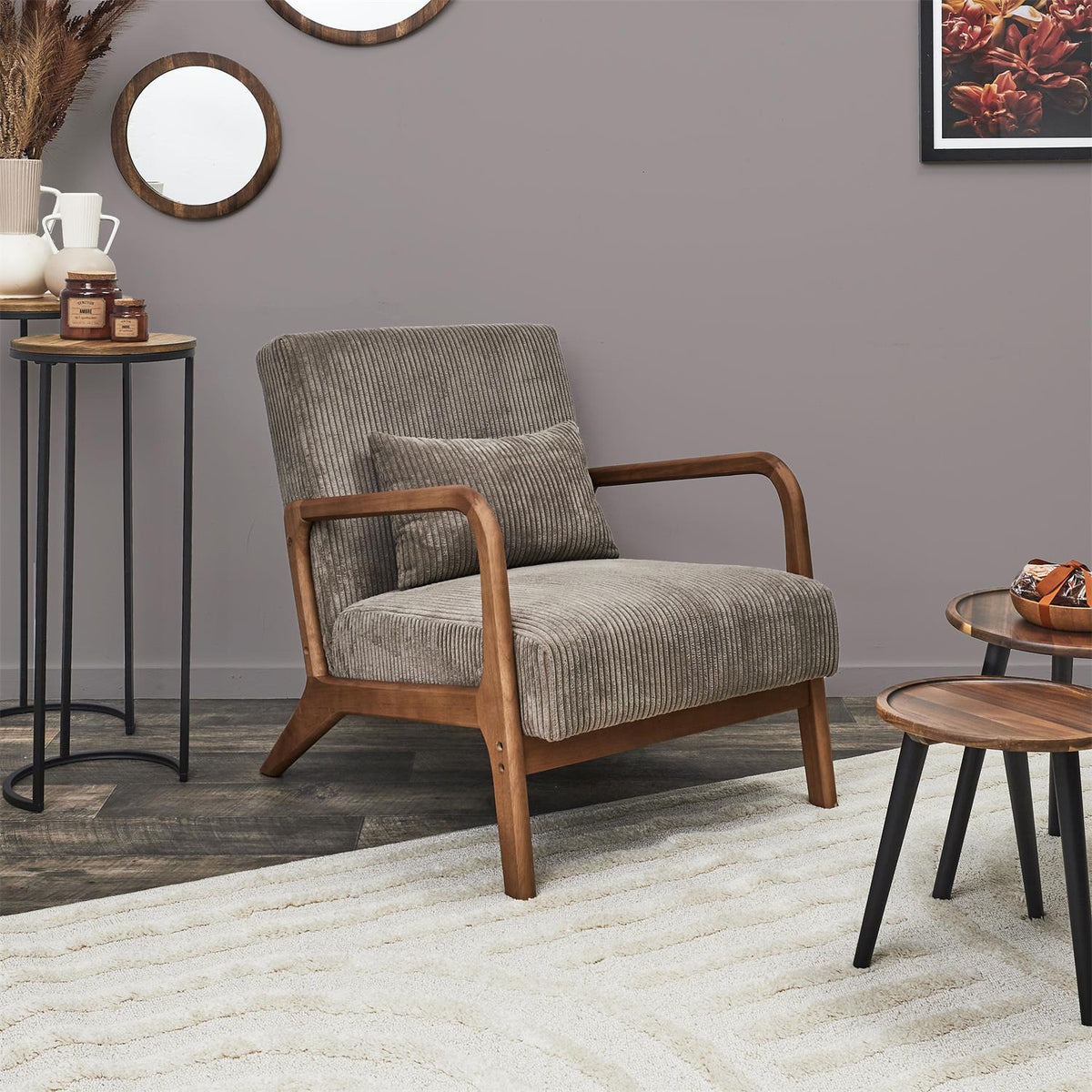 Fauteuil de salon en velours côtelé taupe et bois