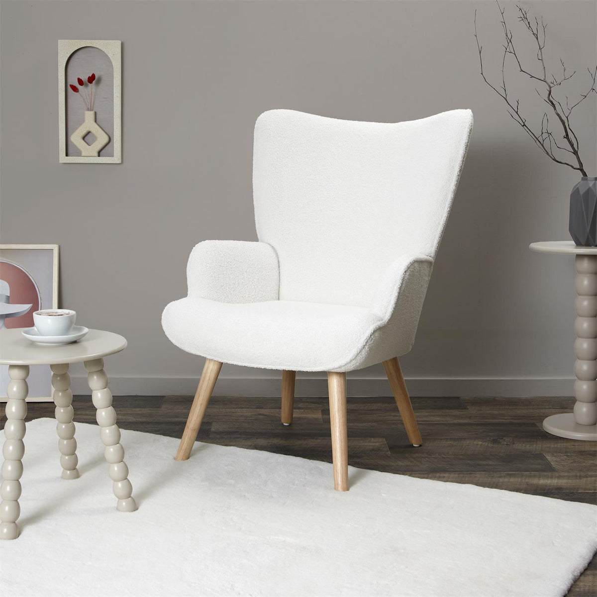 Fauteuil à oreilles en tissu bouclette blanc pieds en bois