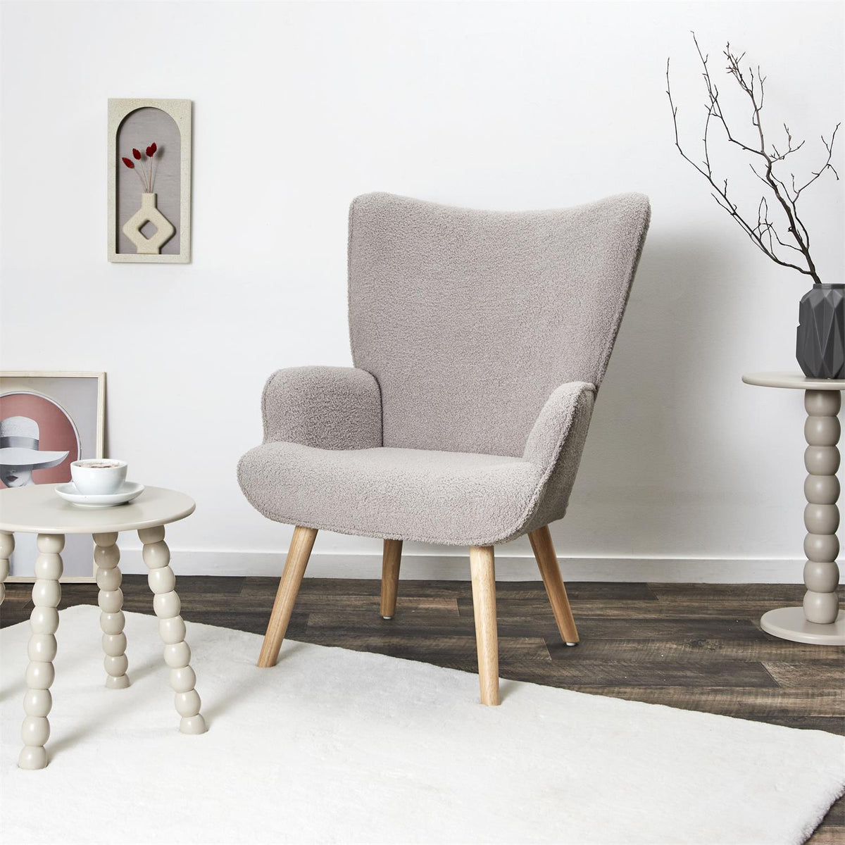 Fauteuil à oreilles en tissu bouclette taupe pieds en bois