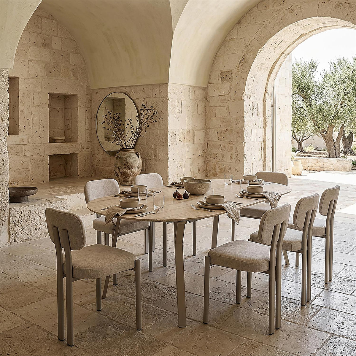 Lot de 2 chaises de table en tissu bouclette beige pieds en métal