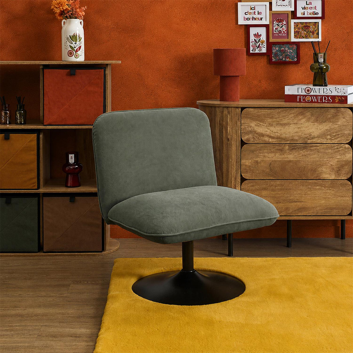 Fauteuil pivotant en velours côtelé vert pied central noir
