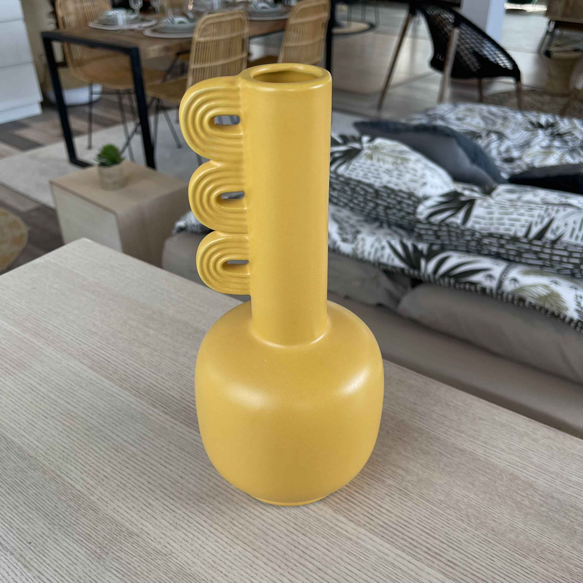 Vase en grès ocre art déco H26
