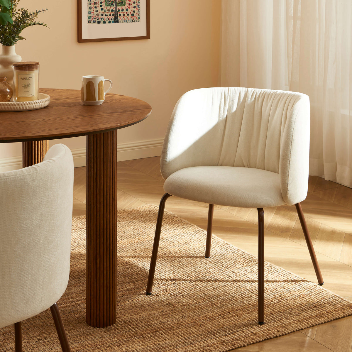 Chaise tissu chenille écru et pieds métal marron