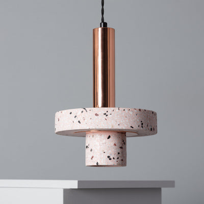 Suspension en ciment et métal cuivré terrazzo